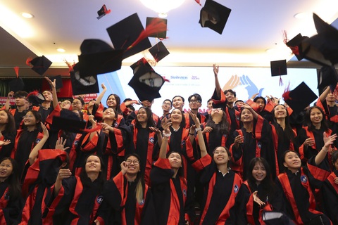 Trao học bổng cho 120 tân thủ khoa đại học 2023- Ảnh 1. Sinh viên nhận học bổng "Nâng bước thủ khoa" năm 2023 - Ảnh: N.G.