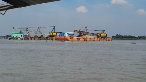 An Giang khó khăn tìm nguồn cát làm cao tốc- Ảnh 1. An Giang đang gặp khó khăn tìm nguồn cung cấp làm cao tốc. Trong ảnh là tiểu dự án nạo vét tận thu cát sông bị tạm dừng - Ảnh: CHÍ HẠNH