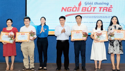 Tuổi trẻ hãy nhận sứ mệnh tiên phong- Ảnh 1. Các tác giả, nhóm tác giả nhận giải A giải thưởng Ngòi bút trẻ 2023 của Thành Đoàn TP.HCM - Ảnh: TRIỆU VÂN