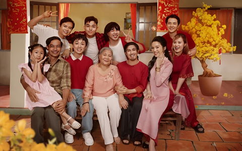 - Ngoài 4 giọng ca chính, dàn nghệ sĩ tham gia MV “Tết ổn rồi” còn có Lê Thiện, Huỳnh Lập… Ngoài 4 giọng ca chính, dàn nghệ sĩ tham gia MV “Tết ổn rồi” còn có Lê Thiện, Huỳnh Lập… - Ảnh: FBNV