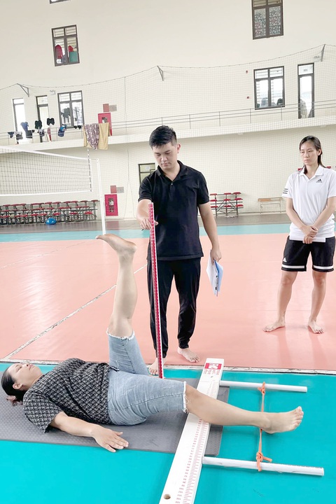 Chấn thương thể thao, điều không thể lơ là - Kỳ cuối: Của hiếm trong làng thể thao- Ảnh 3. Ông Nguyễn Ngọc Anh Tuấn hỗ trợ các VĐV điều trị chấn thương và hồi phục - Ảnh: HOÀNG TÙNG