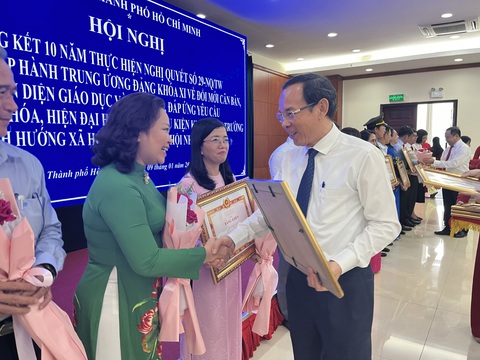 Bí thư Thành ủy TP.HCM Nguyễn Văn Nên: Xây dựng TP thành trung tâm lớn về giáo dục đào tạo- Ảnh 1. Bí thư Thành ủy TP.HCM Nguyễn Văn Nên trao bằng khen cho các tập thể, cá nhân có thành tích xuất sắc trong thực hiện nghị quyết 29 - Ảnh: MỸ DUNG