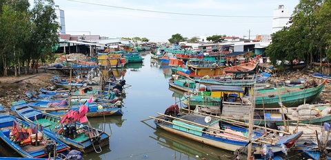 Ngư trường biển Tây bị tranh cướp manh động kiểu xã hội đen- Ảnh 1. Nhiều ghe, tàu đánh cá ở khu vực biển Tây phải nằm bờ không dám ra khơi do ngư trường phức tạp, sợ bị tấn công - Ảnh: THANH HUYỀN