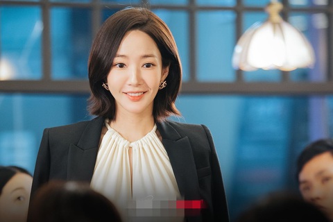 Park Min Young lột xác 180 độ khiến tình đầu xao xuyến trong Marry my husband- Ảnh 5. Ji Won (Park Min Young) xuất hiện với ngoại hình xinh đẹp, sang chảnh