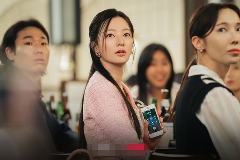 Park Min Young lột xác 180 độ khiến tình đầu xao xuyến trong Marry my husband- Ảnh 6. Khiến cô bạn thân Soo Min ngỡ ngàng