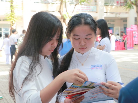 Giảm áp lực tài chính tại Trường Đại học Gia Định- Ảnh 1. Học sinh THPT tìm hiểu thông tin ngành nghề
