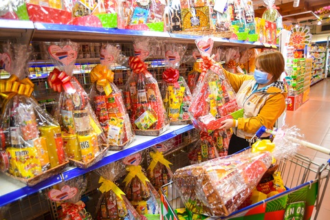 Tặng quà Tết sớm, giá giảm sâu- Ảnh 1. Người tiêu dùng đến Co.opmart Nguyễn Kiệm chọn quà tặng người thân vào sáng 8-1 - Ảnh: QUANG ĐỊNH