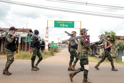 Chiến sự ở Myanmar: Quân đội thất thế?- Ảnh 1. Quân nổi dậy chống chính quyền quân sự Myanmar tại bang Kayah hồi tháng 12-2023 - Ảnh: Reuters