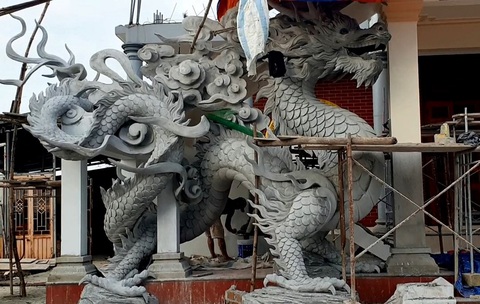 Tác giả 'hoa hậu mèo' sắp trình làng linh vật rồng Quảng Trị- Ảnh 2. Hai con rồng được chế tác bằng bê tông cốt thép nên có đường nét sắc sảo hơn khi dùng chất liệu xốp và thạch cao như thông thường - Ảnh: QUỐC NAM