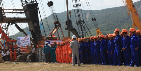 Một tổng công ty lỗ 9 năm liên tiếp: Bộ Xây dựng rút chân, 'đại gia' địa ốc nhảy vào- Ảnh 1. Tổng công ty Sông Hồng từng là doanh nghiệp xây dựng lớn trên thị trường - Ảnh: Webstite SHG