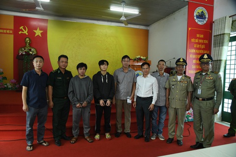 Tiếp nhận 6 người Việt từ Campuchia, phát hiện 2 nghi phạm giết người đang bị truy nã- Ảnh 1. Đại diện Tổng cục Di trú Campuchia bàn giao Nguyễn Hoàng Anh và Đỗ Lợi Tỷ (thứ 3, 4 từ trái qua) cho Công an tỉnh Cà Mau - Ảnh: LÊ QUÂN