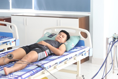 Chấn thương thể thao, điều không thể lơ là - Kỳ cuối: Của hiếm trong làng thể thao- Ảnh 1. Các VĐV được điều trị bằng trang thiết bị ở các trung tâm hồi phục của thể thao TP.HCM - Ảnh: ĐỨC KHUÊ
