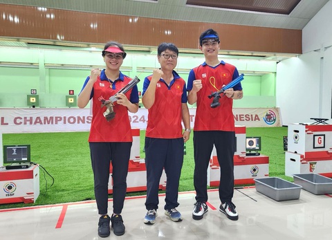 Xạ thủ Phạm Quang Huy, Trịnh Thu Vinh xuất sắc giành vàng châu Á- Ảnh 4. Xạ thủ Trịnh Thu Vinh (bìa trái), chuyên gia Park Chung Gun và Phạm Quang Huy (bìa phải) sau khi giành HCV châu Á - Ảnh: NHUNG NGUYỄN