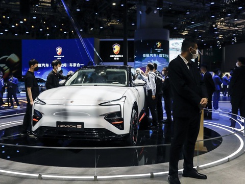 'Chúa Chổm' xe điện Evergrande ngày càng cận kề cửa tử: Phó chủ tịch bị bắt, công ty hết sạch tiền- Ảnh 1. Hengchi 5 là mẫu xe điện duy nhất của Evergrande NEV tính đến nay. Công ty này từng nuôi tham vọng lật đổ Tesla, song nay đối thủ đáng gờm nhất của nhà sản xuất xe điện Mỹ là BYD, còn Evergrande còn đang đứng trước nguy cơ phá sản - Ảnh: WSJ