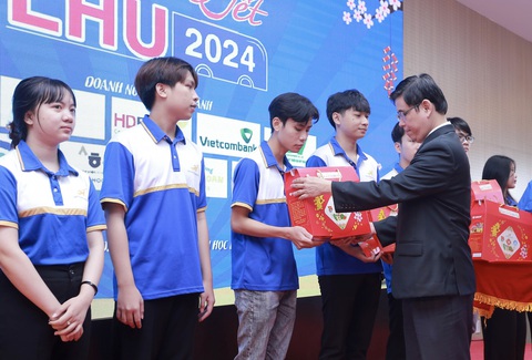 Nhiều chuyến xe 0 đồng đưa sinh viên về quê ăn Tết- Ảnh 1. Ông Lâm Thành Hiển, hiệu trưởng Trường đại học Lạc Hồng, trao quà Tết cho sinh viên tham gia Chuyến xe về Tết 2024 - Ảnh: Q.V.
