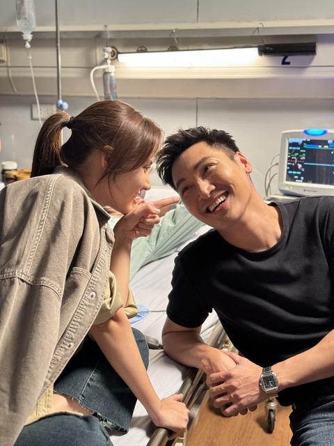 Hé lộ ảnh hậu trường nhí nhố của ‘Chúng ta của 8 năm sau’- Ảnh 4. Hình ảnh hậu trường thân thiết của Phan Minh Huyền và Mạnh Trường