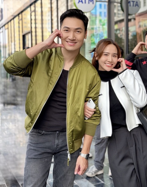 Hé lộ ảnh hậu trường nhí nhố của ‘Chúng ta của 8 năm sau’- Ảnh 5. Hình ảnh hậu trường thân thiết của Phan Minh Huyền và Mạnh Trường