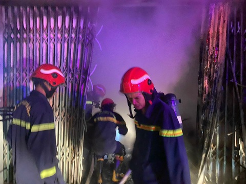 Phát hiện 3 người chết trong phòng trọ cháy lúc nửa đêm ở Gia Lai- Ảnh 1. 3 người được tìm thấy thiệt mạng trong nhà vệ sinh phòng trọ bị bốc cháy - Ảnh: HOÀNG THANH