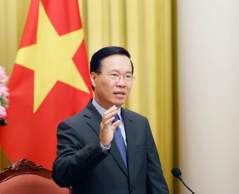 Chủ tịch nước Võ Văn Thưởng phát biểu giao nhiệm vụ cho các đại sứ, trưởng Cơ quan đại diện Việt Nam tại nước ngoài nhiệm kỳ 2024-2027 - Ảnh: TTXVN Nhấn mạnh nhiệm kỳ của các đại sứ đúng vào thời điểm cả nước đang tăng tốc thực hiện thắng lợi các Nghị quyết Đại hội lần thứ XIII của Đảng, Chủ tịch nước đề nghị các đại sứ quán triệt sâu sắc, bám sát chủ trương, đường lối của Đảng, chính sách pháp luật của Nhà nước trên tất cả các lĩnh vực, nhất là đối ngoại - Ảnh: TTXVN