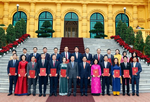 Chủ tịch nước Võ Văn Thưởng chụp ảnh lưu niệm cùng các đại sứ, trưởng cơ quan đại diện Việt Nam ở nước ngoài vừa nhận quyết định bổ nhiệm - Ảnh: TTXVN Chủ tịch nước Võ Văn Thưởng chụp ảnh lưu niệm cùng các đại sứ, trưởng cơ quan đại diện Việt Nam ở nước ngoài - Ảnh: TTXVN
