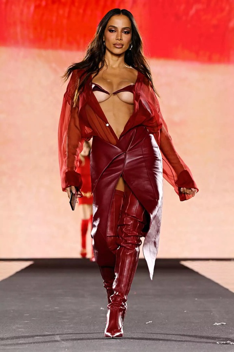 Váy băng keo và loạt trang phục gây sốc tại Paris Fashion Week - Ảnh 4.
