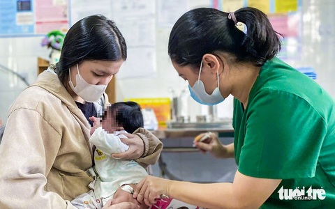 TP.HCM: Tỉ lệ tiêm vắc xin sởi đạt mức an toàn, nhưng ca mắc giảm chậm - Ảnh 1. TP.HCM: Tỉ lệ tiêm vắc xin sởi đạt mức an toàn, nhưng ca mắc giảm chậm - Ảnh 2.