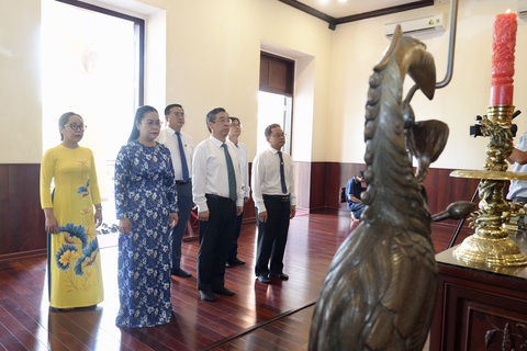 Đoàn đại biểu Đại hội MTTQ Việt Nam TP.HCM dâng hoa, dâng hương Chủ tịch Hồ Chí Minh - Ảnh 2.