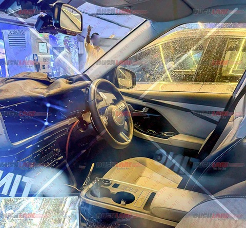 Hyundai Creta điện lộ ảnh nội thất: Vô lăng mới, vẫn nhiều nút vật lý như bản xăng, dự kiến chạy 450km/sạc- Ảnh 2. Hyundai Creta điện lộ nội thất, dự kiến chạy 450km/sạc, thêm cạnh tranh trước Kia Seltos - Ảnh 1.