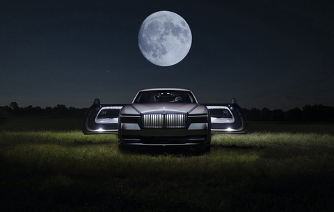 Mất tới 1 năm để chế sơn xe, Rolls-Royce Spectre độc bản hóa thành ánh trăng trên mặt đất - Ảnh 2.
