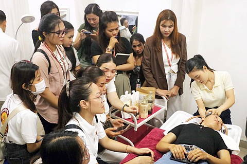 Sinh viên Campuchia đến Việt Nam học ngành làm đẹp - Ảnh 1. Sinh viên đại học Campuchia đến học trường... trung cấp Việt Nam - Ảnh 1.