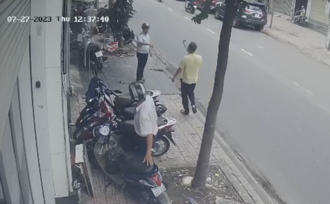 Khởi tố, bắt giam chủ tiệm tóc ở Phú Nhuận cầm xà beng rượt cán bộ phường - Ảnh 1.