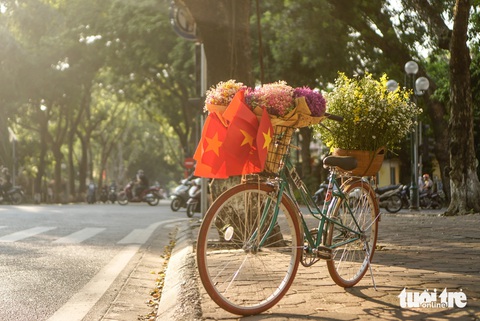Thu đến rồi lên đồ dạo phố Hà Nội - Ảnh 1. Bỏ túi các điểm check-in mùa thu Hà Nội cực xinh - Ảnh 1.