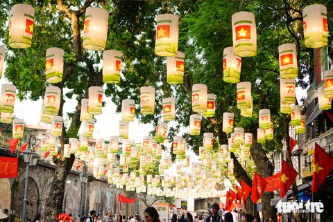 Thu đến rồi lên đồ dạo phố Hà Nội - Ảnh 5. Bỏ túi các điểm check-in mùa thu Hà Nội cực xinh - Ảnh 5.
