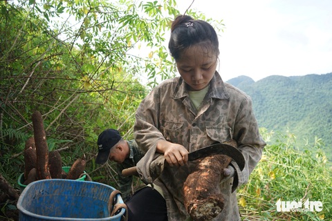 Trời mưa bong bóng phập phồng, mẹ đi lấy chồng con làm công nhân - Ảnh 6.