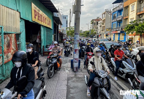 Nhiều đoạn vỉa hè ở TP.HCM ‘biến’ thành đường đi - Ảnh 1.