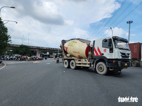 Hai phụ nữ bị xe bồn cán chết ở vòng xoay Phú Hữu - Ảnh 1.
