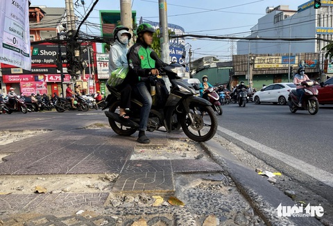 Nhiều đoạn vỉa hè ở TP.HCM ‘biến’ thành đường đi - Ảnh 2.