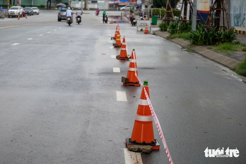 Nhiều trụ bê tông nằm rải rác trên đường trong khu dân cư, dễ xảy ra va chạm - Ảnh 2.