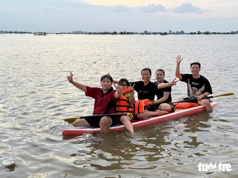 Tắm đồng nước nổi ở miền Tây vui như hội - Ảnh 4.