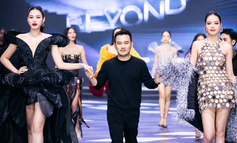 Thanh Thủy diện đầm làm từ 300 chiếc mặt đồng hồ cũ của Lê Thanh Hòa - Ảnh 5. Thanh Thủy diện đầm làm từ 300 chiếc mặt đồng hồ cũ của Lê Thanh Hòa - Ảnh 8.