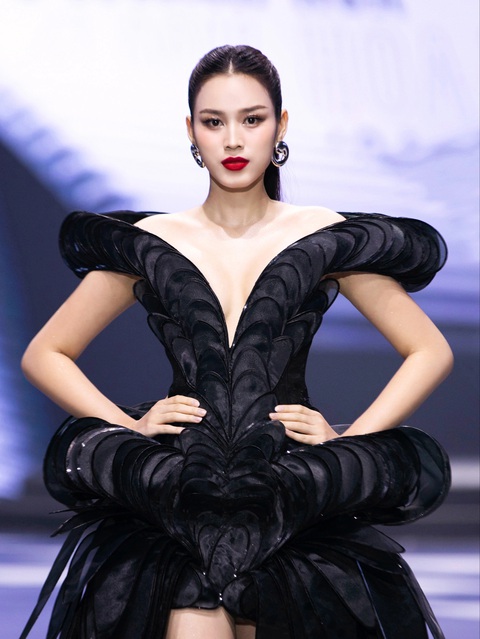 Thanh Thủy diện đầm làm từ 300 chiếc mặt đồng hồ cũ của Lê Thanh Hòa - Ảnh 4. Thanh Thủy diện đầm làm từ 300 chiếc mặt đồng hồ cũ của Lê Thanh Hòa - Ảnh 4.