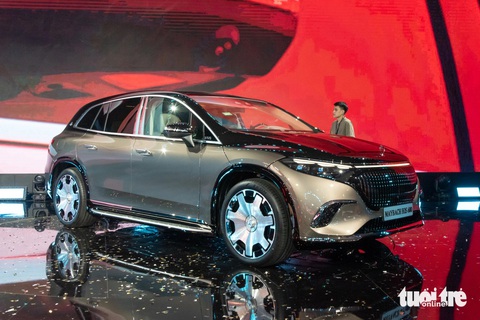 Mercedes-Maybach EQS 680 ra mắt Việt Nam: Giá 7,61 tỉ đồng, còn trên sân khấu đã có khách chốt - Ảnh 1.