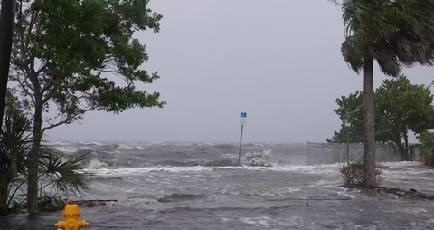 Bão Milton đổ bộ bang Florida, sức gió lên đến 193km/h - Ảnh 2. Bão Milton giảm cấp, thêm bão mới khả năng thành siêu bão - Ảnh 5.