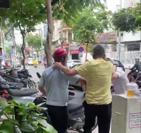 Khởi tố, bắt giam chủ tiệm tóc ở Phú Nhuận cầm xà beng rượt cán bộ phường - Ảnh 2.