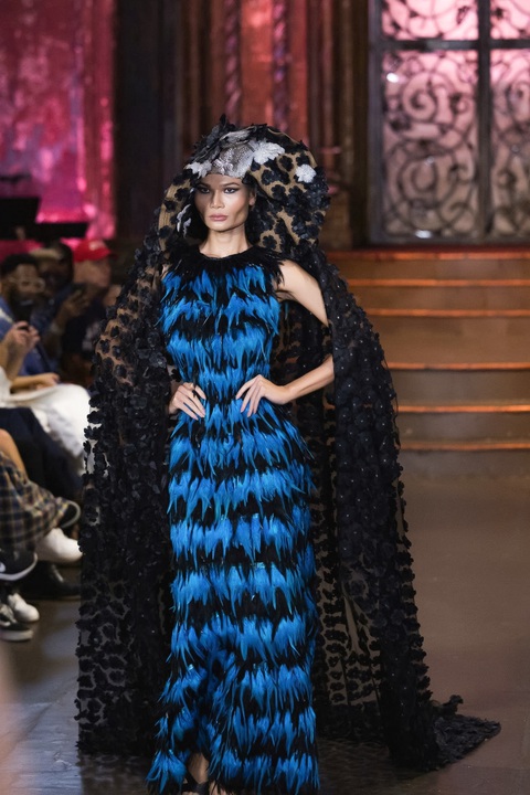 Tuyết Lê trình diễn thời trang tại New York Couture Fashion Week - Ảnh 2. Tuyết Lê trình diễn thời trang tại New York Couture Fashion Week - Ảnh 2.