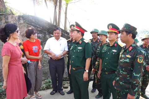Công binh điều chỉnh thời gian vận hành cầu phao Phong Châu - Ảnh 2.