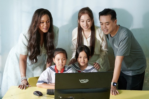 Shontelle vượt mưa gió đến với trẻ em nghèo vùng cao - Ảnh 4. Shontelle vượt mưa gió đến với trẻ em nghèo vùng cao - Ảnh 4.