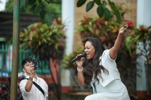Shontelle ươm mầm tri thức cho trẻ em nghèo miền núi - Ảnh 2. Shontelle ươm mầm tri thức cho trẻ em nghèo miền núi - Ảnh 2.