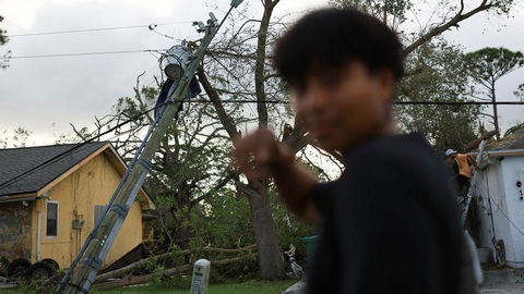 Những cuộc giải cứu sau bão Milton: Nơi nước ngập đến tầng 2, nơi nhiều cụ già nằm liệt giường - Ảnh 6. Những cuộc giải cứu sau bão Milton: Nơi nước ngập đến tầng 2, nơi nhiều cụ già nằm liệt giường - Ảnh 6.