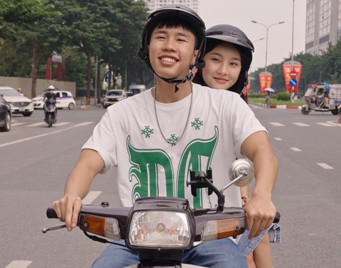 Đi giữa trời rực rỡ hay Lật mặt giữa trời rực rỡ? - Ảnh 2. Đi giữa trời rực rỡ hay Lật mặt giữa trời rực rỡ? - Ảnh 2.